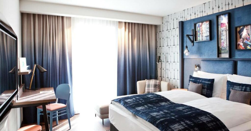 Hotel Indigo Berlin - East Side Gallery Bedroom